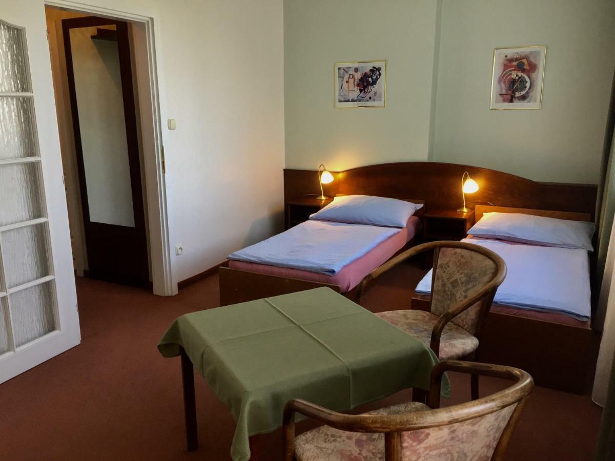 Hotel-Pension Kamyk Прага Екстериор снимка